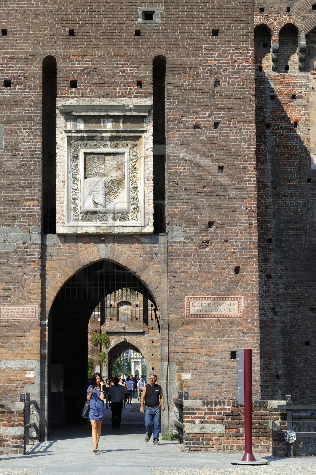 Italie, Lombardie, Milan, le Castello Sforzesco (château des Sforza), construit au XVe siècle par le duc de Milan Francesco Sforza, Torre del Filarete, la tour de l'architecte Antonio di Pietro Averlino (ou Averulino) dit le Filarète