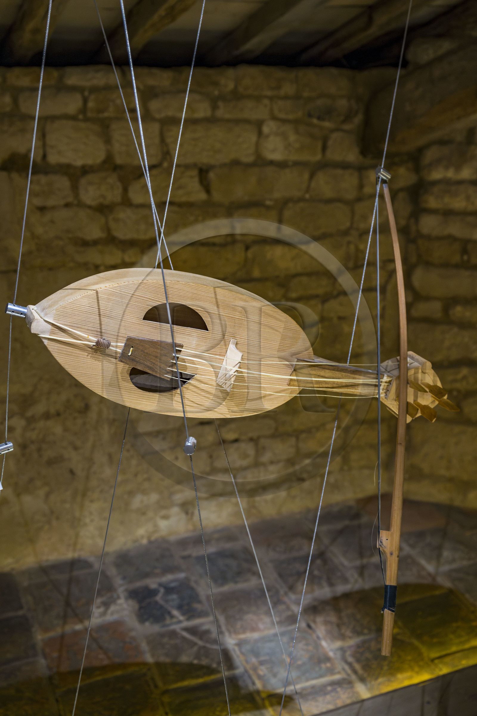 France, Vendée (85), Nieul-sur-l'Autise, Abbaye royale Saint-Vincent, salle des instruments anciens, vièle à archet