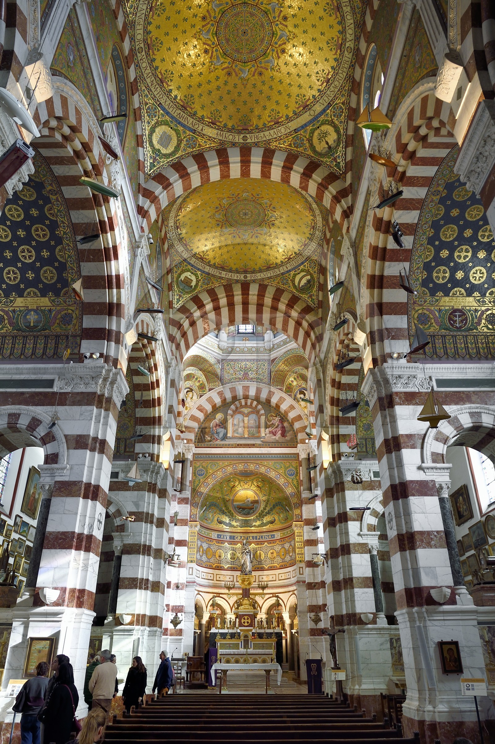 France, Bouches-du-Rhône (13), Marseille, basilique Notre-Dame de la Garde, l’église supérieure éclairée par des baies est richement décorée de marbres polychromes et de mosaïques