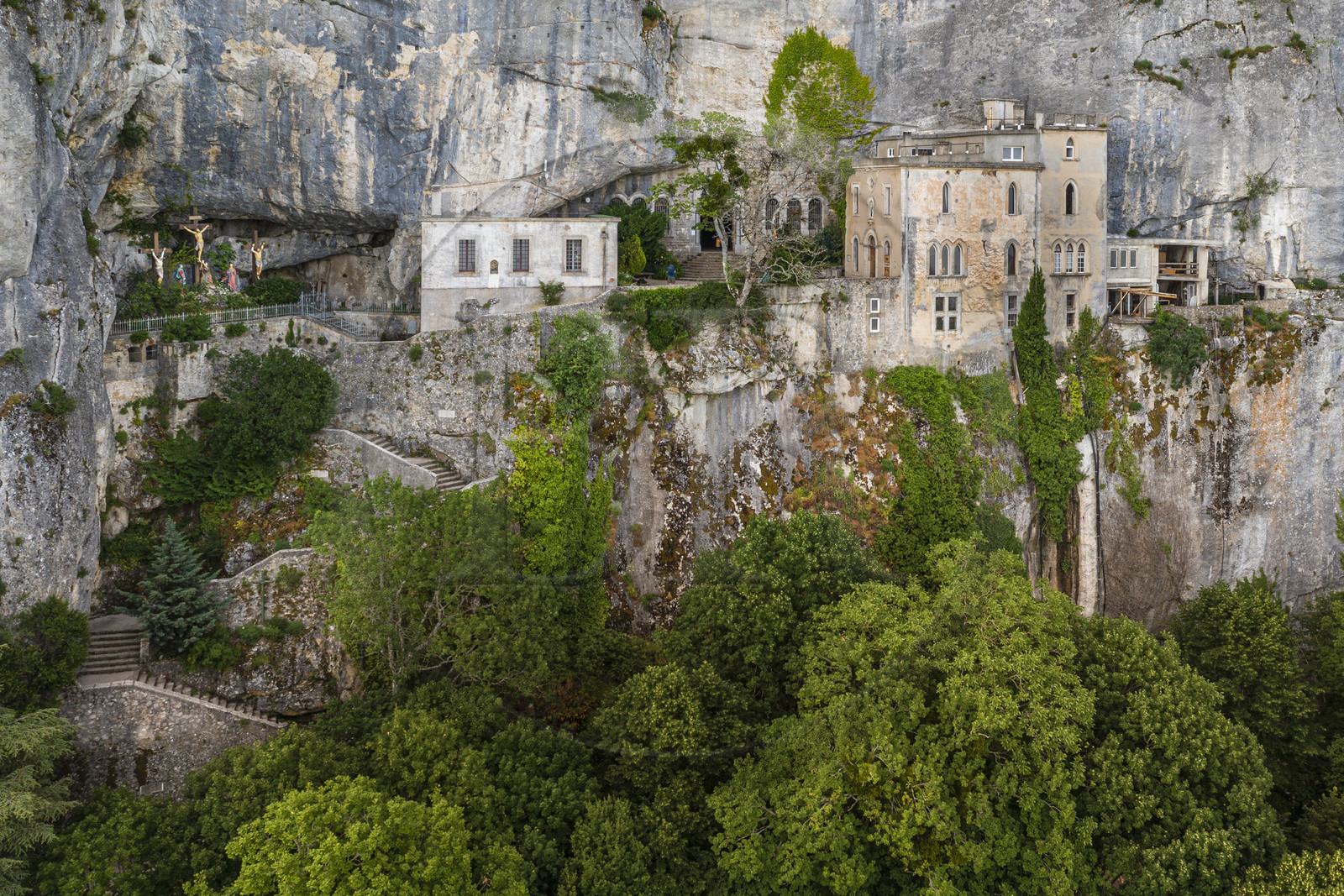 France, Var (83), Plan-d'Aups-Sainte-Baume, parc naturel régional de la Sainte-Baume, massif de la Sainte-Baume, la grotte sanctuaire de Sainte Marie-Madeleine à flanc de la falaise de 300m (vue aérienne)