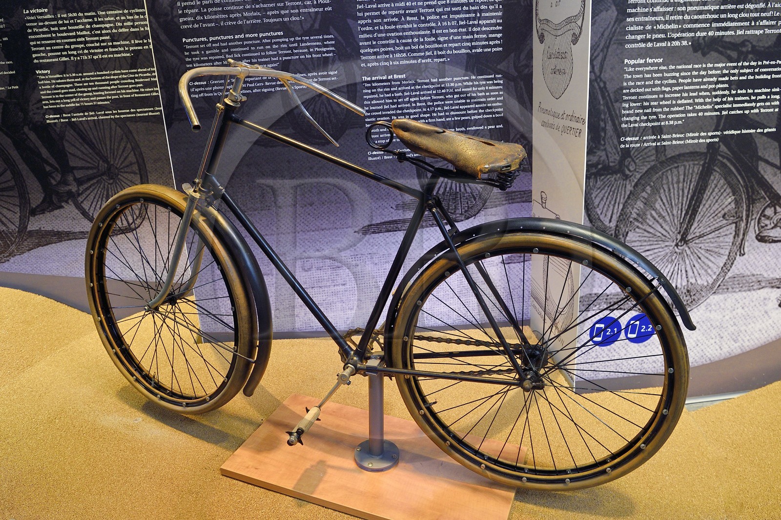 France, Puy-de-Dôme (63), Clermont-Ferrand, L'Aventure Michelin, musée retraçant toutes les activités du groupe Michelin, premier pneu démontable Michelin sur le vélo conduit par le champion Charles Terront dans la course Paris-Brest-Paris de septembre 1891