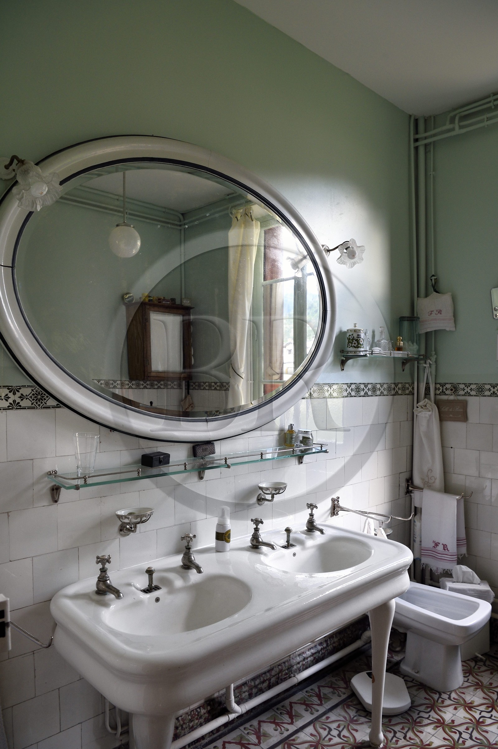 France, Alpes-de-Haute-Provence (04), vallée de l'Ubaye, Jausiers,  Villa mexicaine connue sous le nom de Villa San Carlos, la salle de bain est signe de richesse pour l’époque