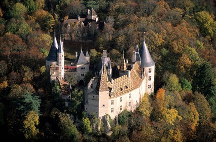 France, Côte-d'Or (21), château de la Rochepot aux toits de tuiles vernissées (vue aérienne)