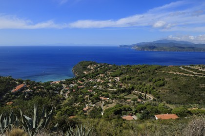 Italie, Toscane, l’Ile d’Elbe, la cote Sud vue depuis le village perché de Capoliveri
