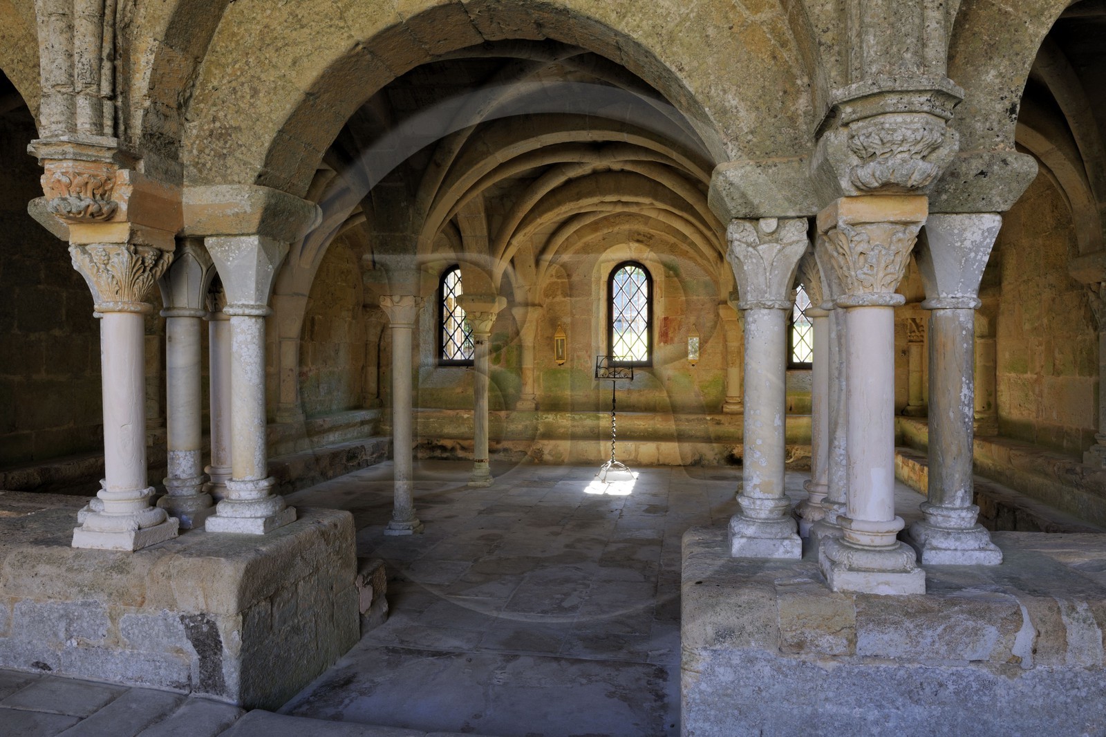 France, Aude (11), abbaye de cistercienne Fontfroide, le cloître et la salle capitulaire