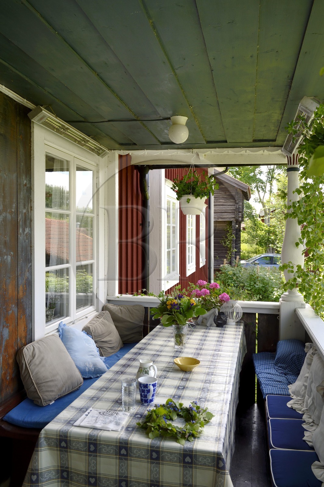 Suède, comté de Dalécarlie, région de Leksand, préau d'une maison traditionnelle dans le petit hameau de Sunnanäng