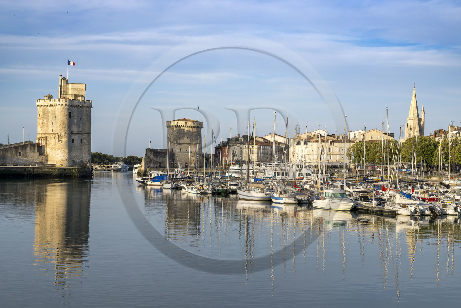 France, Charente-Maritime (17), La Rochelle, la Tour Saint-Nicolas à gauche et la Tour de la Chaîne à droite protègent l'entrée du Vieux Port, la tour de la Lanterne en arrière plan France, Charente-Maritime (17), La Rochelle, la Tour Saint-Nicolas à gauche et la Tour de la Chaîne à droite protègent l'entrée du Vieux Port, la tour de la Lanterne en arrière plan