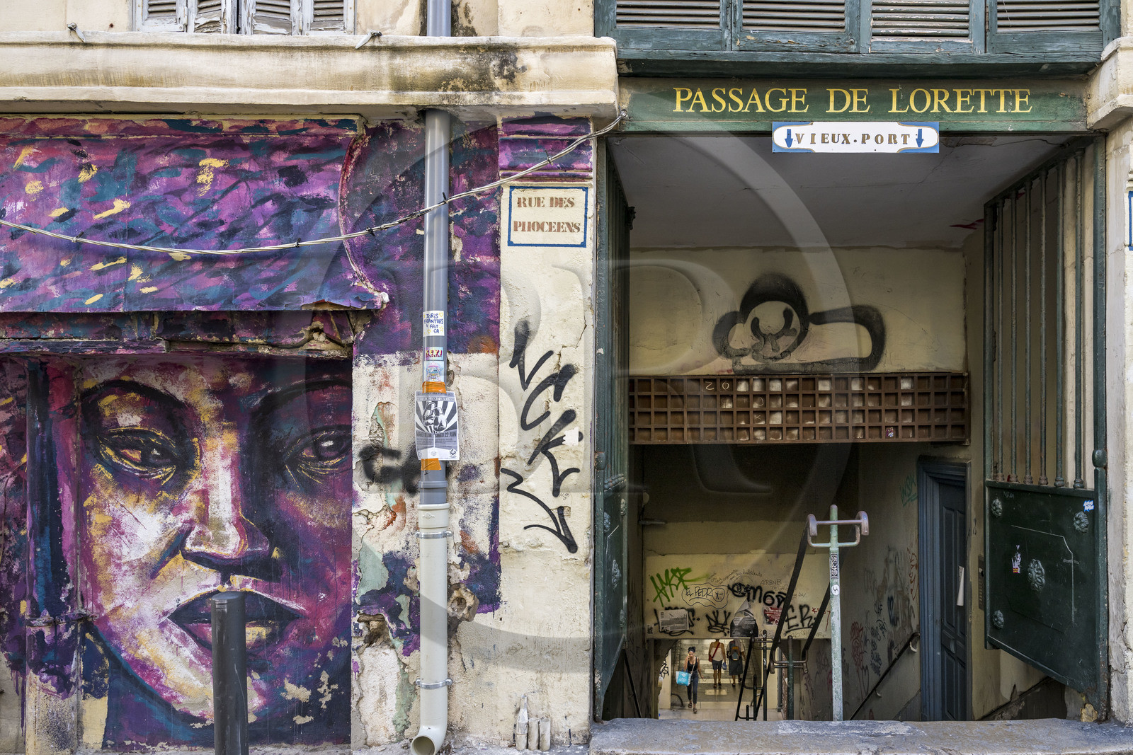 France, Bouches-du-Rhône (13), Marseille, quartier du Panier, le passage de Lorette qui permet de rejoindre l'avenue de la République et le Vieux Port France, Bouches-du-Rhône (13), Marseille, quartier du Panier, le passage de Lorette qui permet de rejoindre l'avenue de la République et le Vieux Port