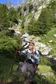 France, Alpes-Maritimes, parc national du Mercantour (Mercantour National Park), Valmasque river valley and peaks of high Valmasque, Alain Lanteri-Minet, guide and former park ranger