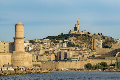 France, Bouches-du-Rhône (13), Marseille, le Fort Saint-Jean à gauche, l’abbaye Saint-Victor au centre et la Citadelle de Marseille (Fort Saint-Nicolas) à droite, la basilique Notre Dame de la Garde en arrière plan