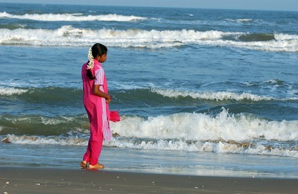 Inde, Territoire de Pondichéry, femme sur une plage de Pondichéry