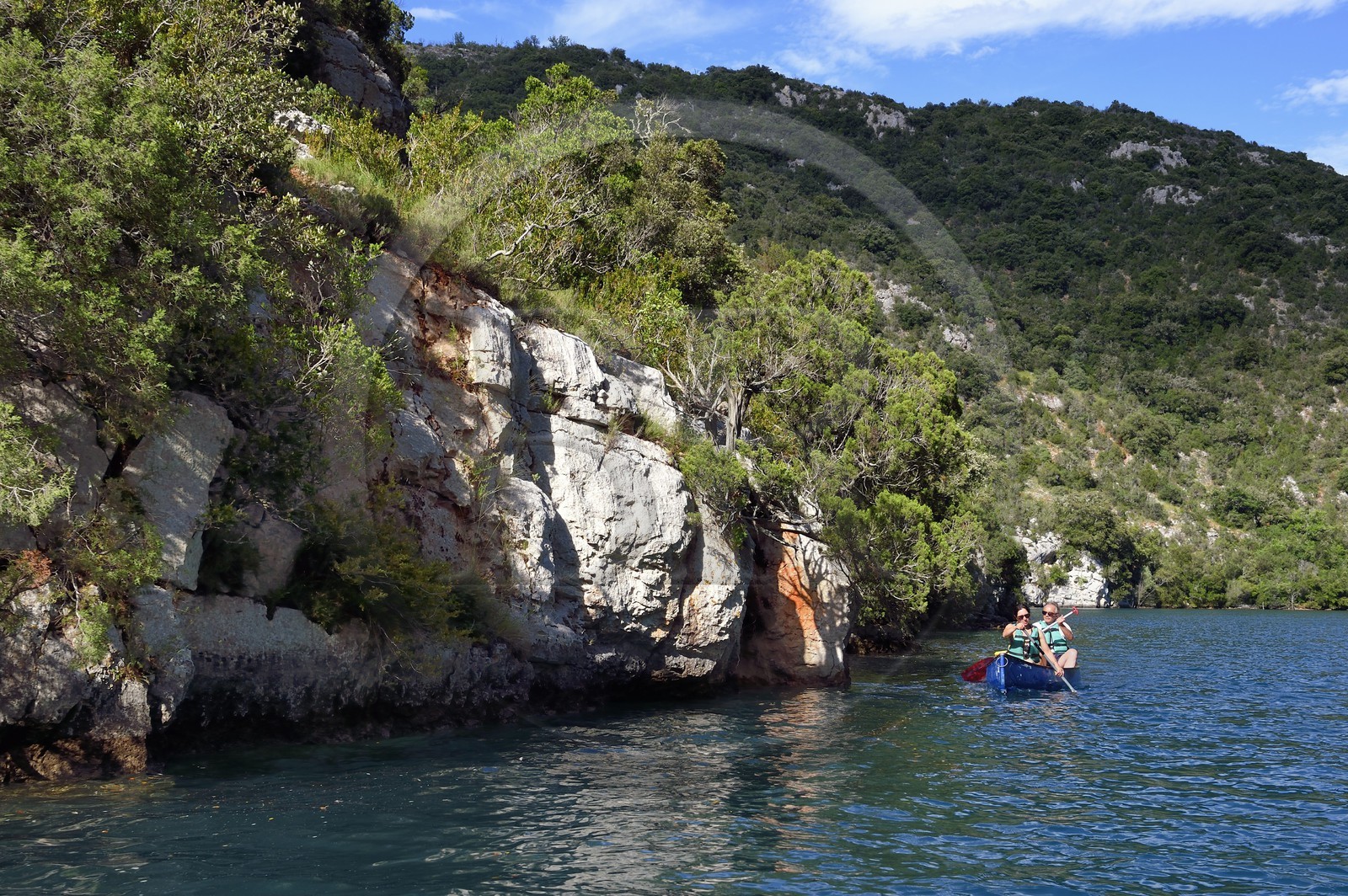 France, Alpes-de-Haute-Provence (04), Parc Naturel Régional du Verdon, kayak dans les Basses Gorges du Verdon en aval du lac de Sainte Croix