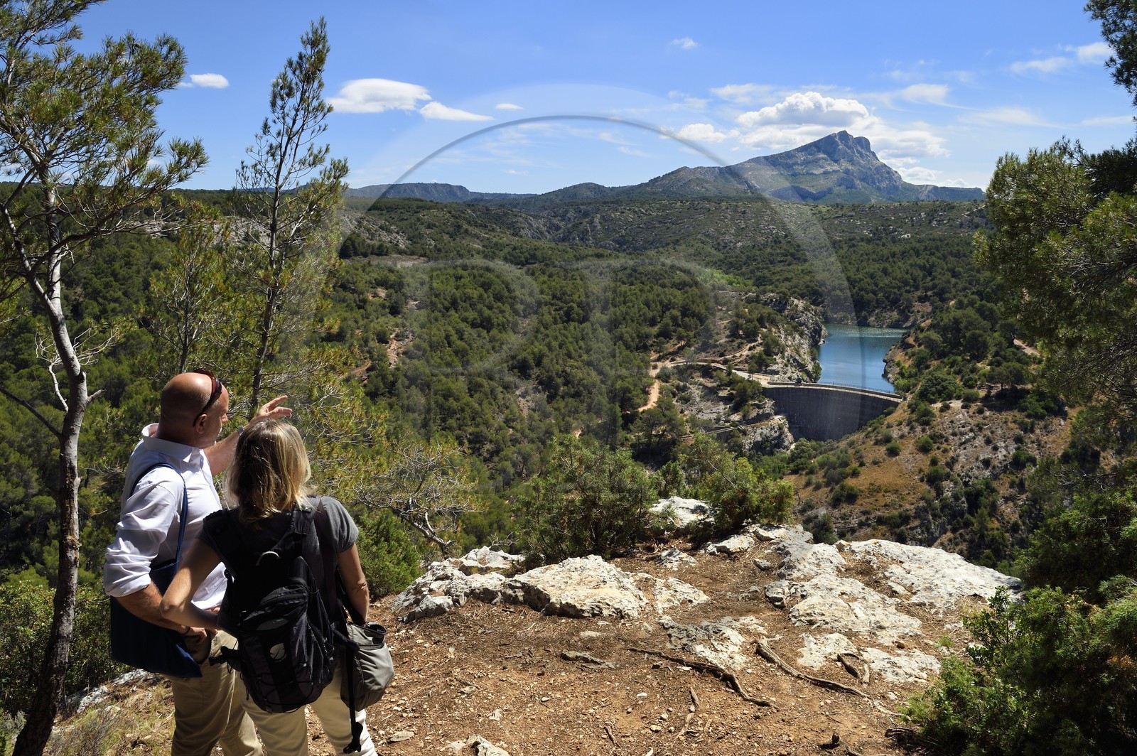 France, Bouches-du-Rhône (13), Aix en Provence, plateau de Bibemus, randonnée du GR 2013, le barrage Zola ( Cézanne y a peint la série des Baigneurs) et la montagne Sainte Victoire en arrière plan