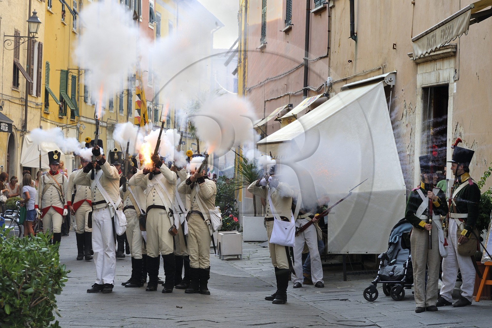Italie, Ligurie, Sarzana, Napoleon Festival, soldats autrichiens faisant feu sur l'ennemi dans la Via Mazzini rue principale de la vieille ville Italie, Ligurie, Sarzana, Napoleon Festival, soldats autrichiens faisant feu sur l'ennemi dans la Via Mazzini rue principale de la vieille ville