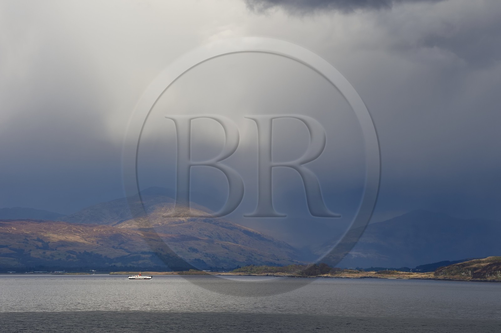 Royaume-Uni, Ecosse, Highland, Hébrides intérieures, Loch Linnhe, paysage de pluie sur la route du ferry reliant Craignure sur l'Ile de Mull à Oban