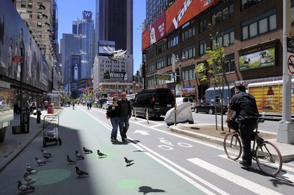 United States, New York, Manhattan, Midtown, Times Square at 53rd Street, pedestrian and cyclist part of Broadway