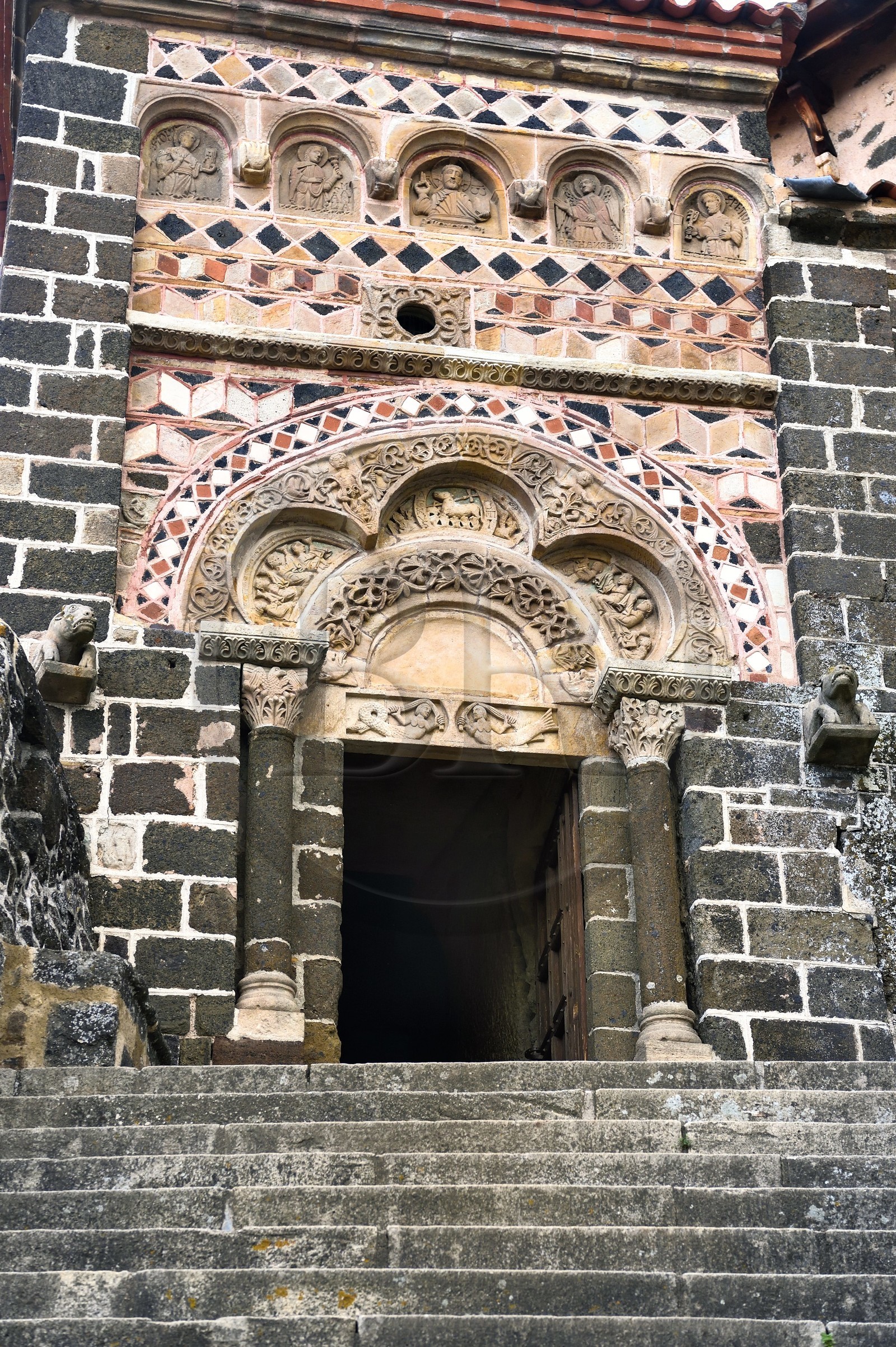France, Haute-Loire (43), Aiguilhe, commune limitrophe du Puy-en-Velay, étape classée Patrimoine Mondial de l'UNESCO dans le cadre des chemins de Compostelle, la Chapelle Saint-Michel d'Aiguilhe, le portail surmonté d'un arc trilobé et de mosaïques de pierres polychromes France, Haute-Loire (43), Aiguilhe, commune limitrophe du Puy-en-Velay, étape classée Patrimoine Mondial de l'UNESCO dans le cadre des chemins de Compostelle, la Chapelle Saint-Michel d'Aiguilhe, le portail surmonté d'un arc trilobé et de mosaïques de pierres polychromes
