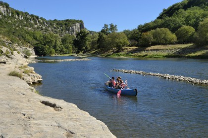 France, Ardèche (07), Balazuc, kayaks descendant la rivière Ardèche entre Balazuc et Pradons