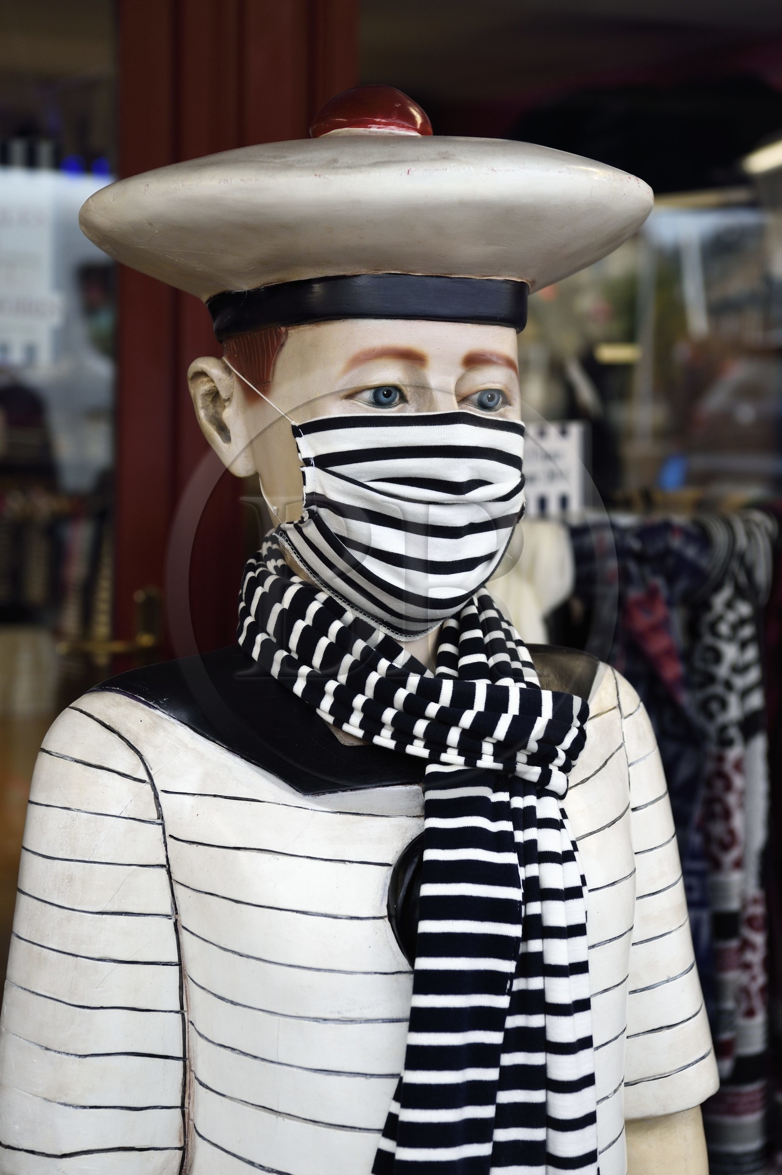France, Calvados (14), Pays d'Auge, Honfleur, boutique Saint-James, mannequin portant un masque assorti au pull marin
