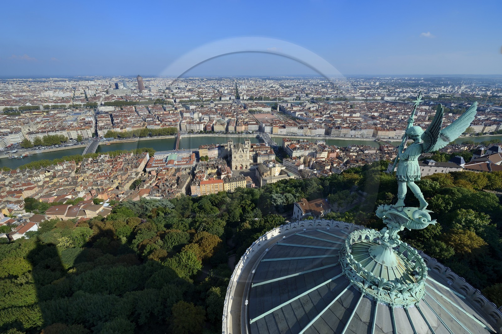 France, Rhône (69), Lyon, site historique classé Patrimoine Mondial de l'UNESCO, Vieux Lyon, la statue de Saint Michel Archange terrassant le dragon sculptée par Millefaut sur l'abside de la Basilique Notre Dame de Fourvière en premier plan, la cathédrale (primatiale) Saint Jean et le quartier de la Presqu'Ile en arrière plan