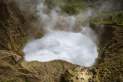 Caraïbes, Ile de la Dominique, Castle Bruce, Parc national du Morne Trois Pitons classé Patrimoine Mondial de l'UNESCO, Vallée de la Désolation, Boiling Lake, deuxième plus grand lac en ébullition du monde issu d'une fumerolle inondée (vue aérienne)