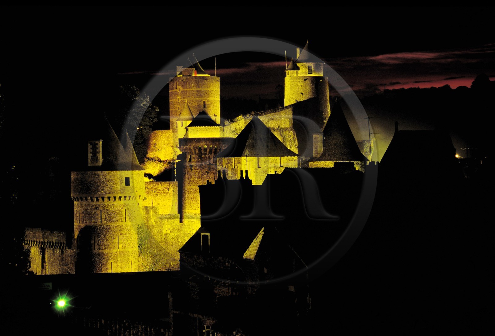 France, Ille-et-Vilaine (35), la forteresse de Fougères de nuit