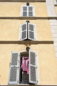 France, Var (83), Toulon, place à l'Huile, batiment actuel construit a l'emplacement de la Maison des têtes avec inclusion de certaines clefs de voutes