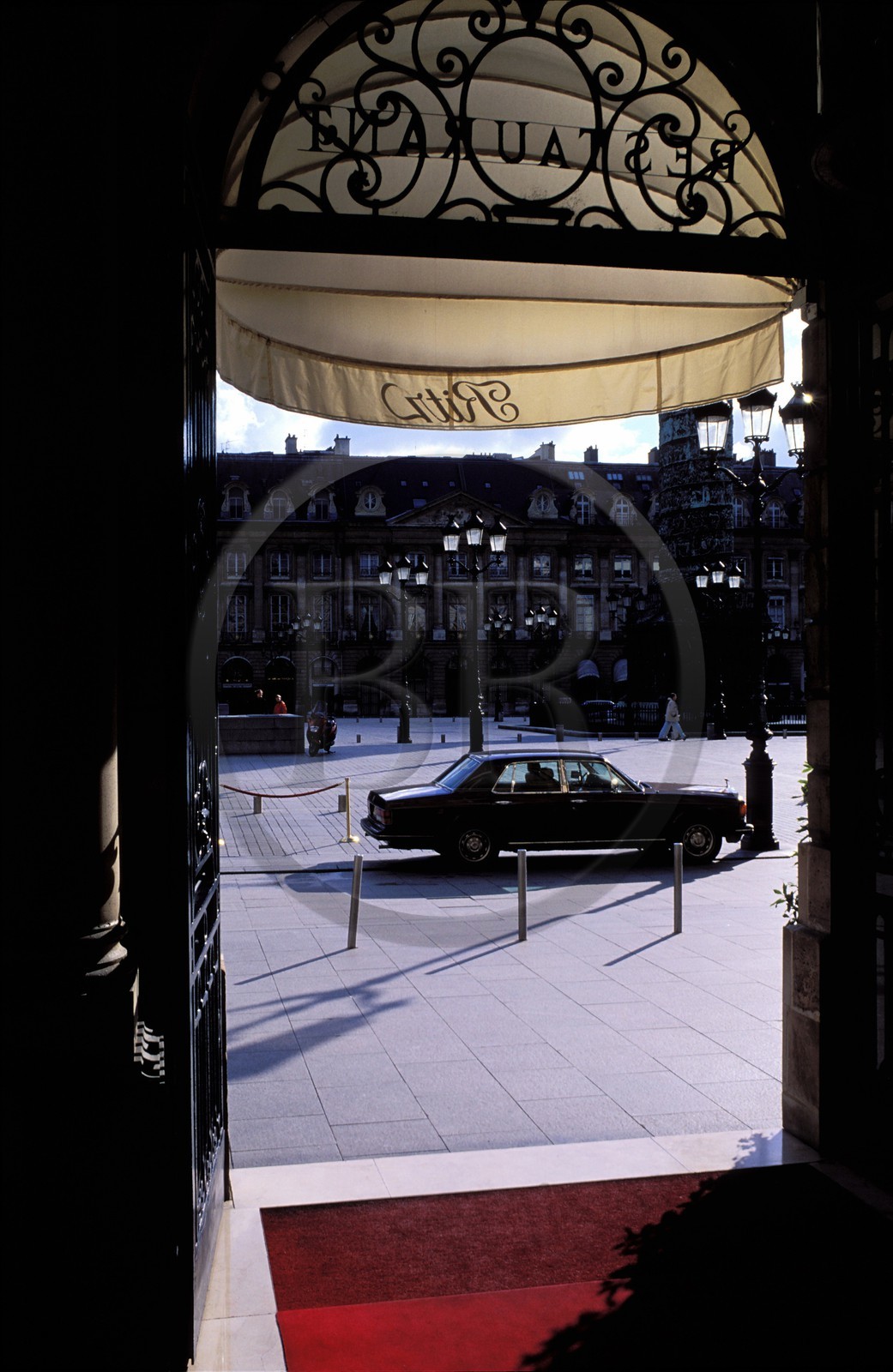 France, Paris (75), Rolls-Royce garée devant l' hôtel Ritz place Vendôme