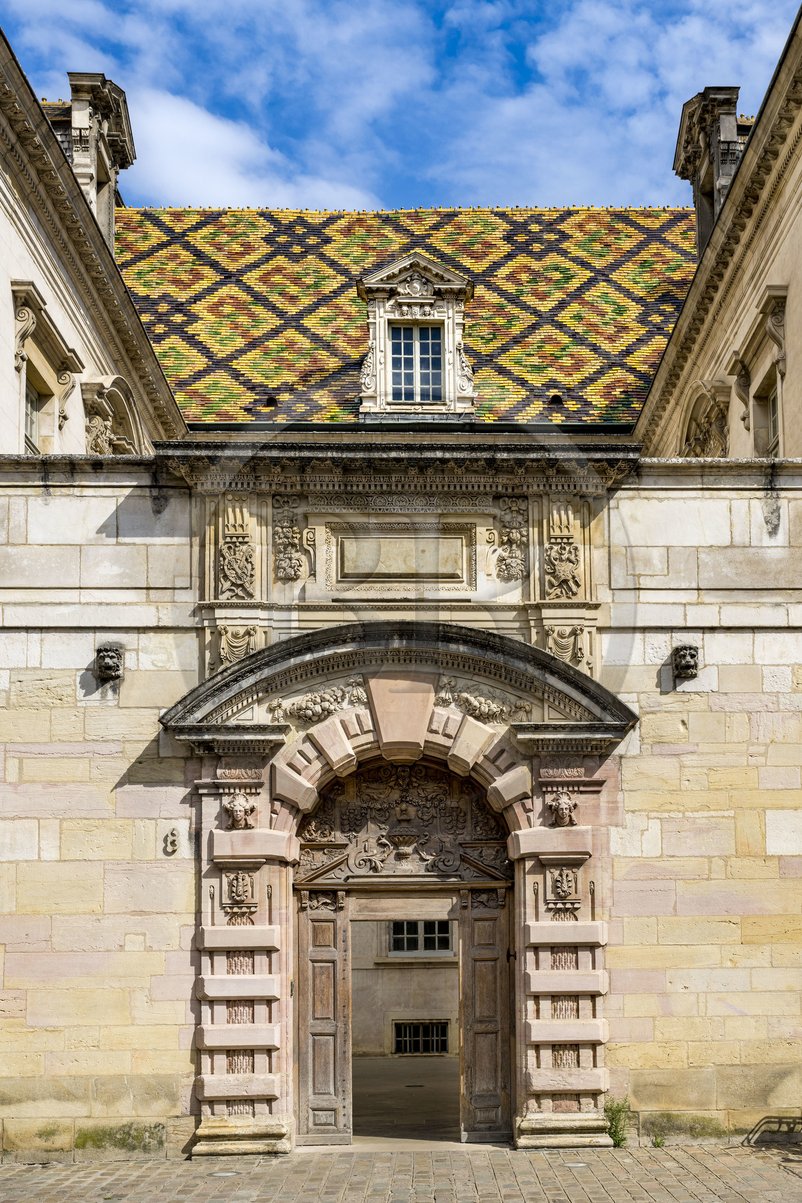 France, Côte-d'Or (21), Dijon, zone classée Patrimoine Mondial de l'UNESCO, l'Hotel de Vogüé avec son toit coloré en tuiles vernissées rue de la chouette