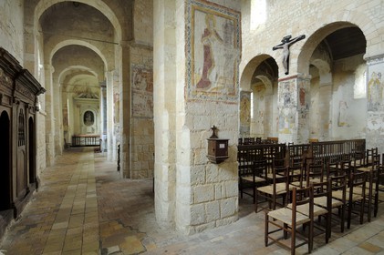France, Loir-et-Cher (41), Lavardin, labellisé Les Plus Beaux Villages de France, église Saint-Genest de style roman du XI siècle, fresques romanes datant du XIIe au XVe siècle