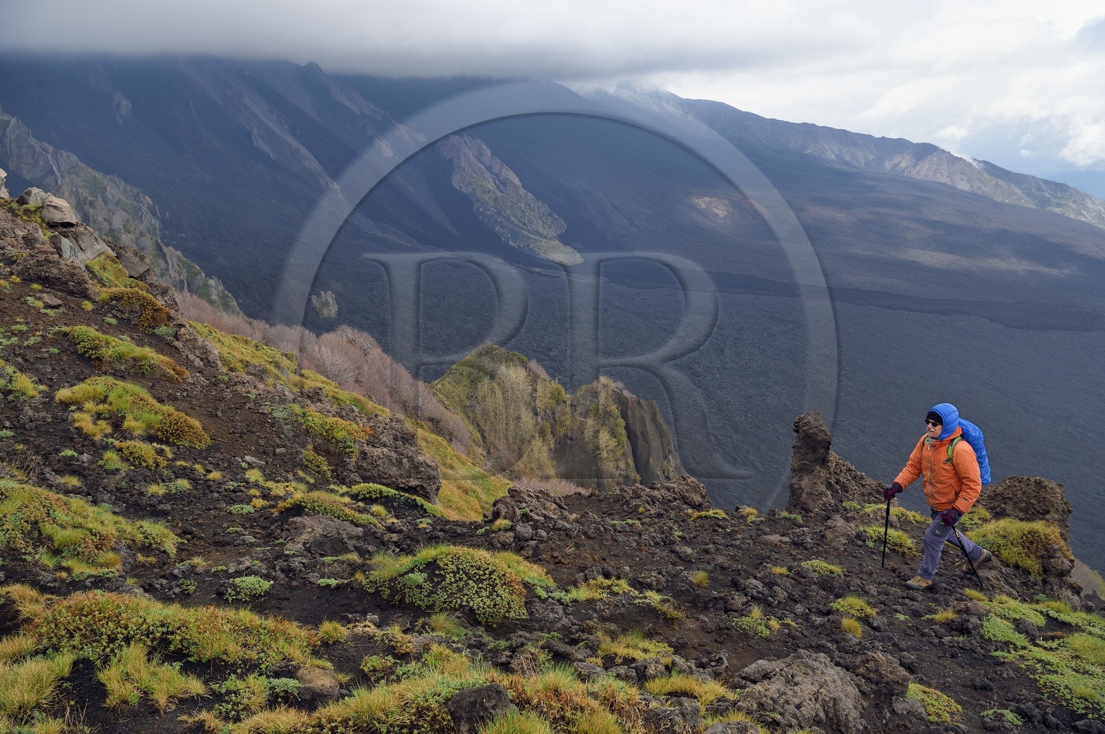 Italie, Sicile, Parc naturel régional de l’Etna, le Mont Etna, classé Patrimoine Mondial de l'UNESCO, randonneurs en bordure de la Valle del Bove qui correspond à un effondrement d’une des parois de l’Etna créant un champ de roches volcaniques de 7 km par 6 km