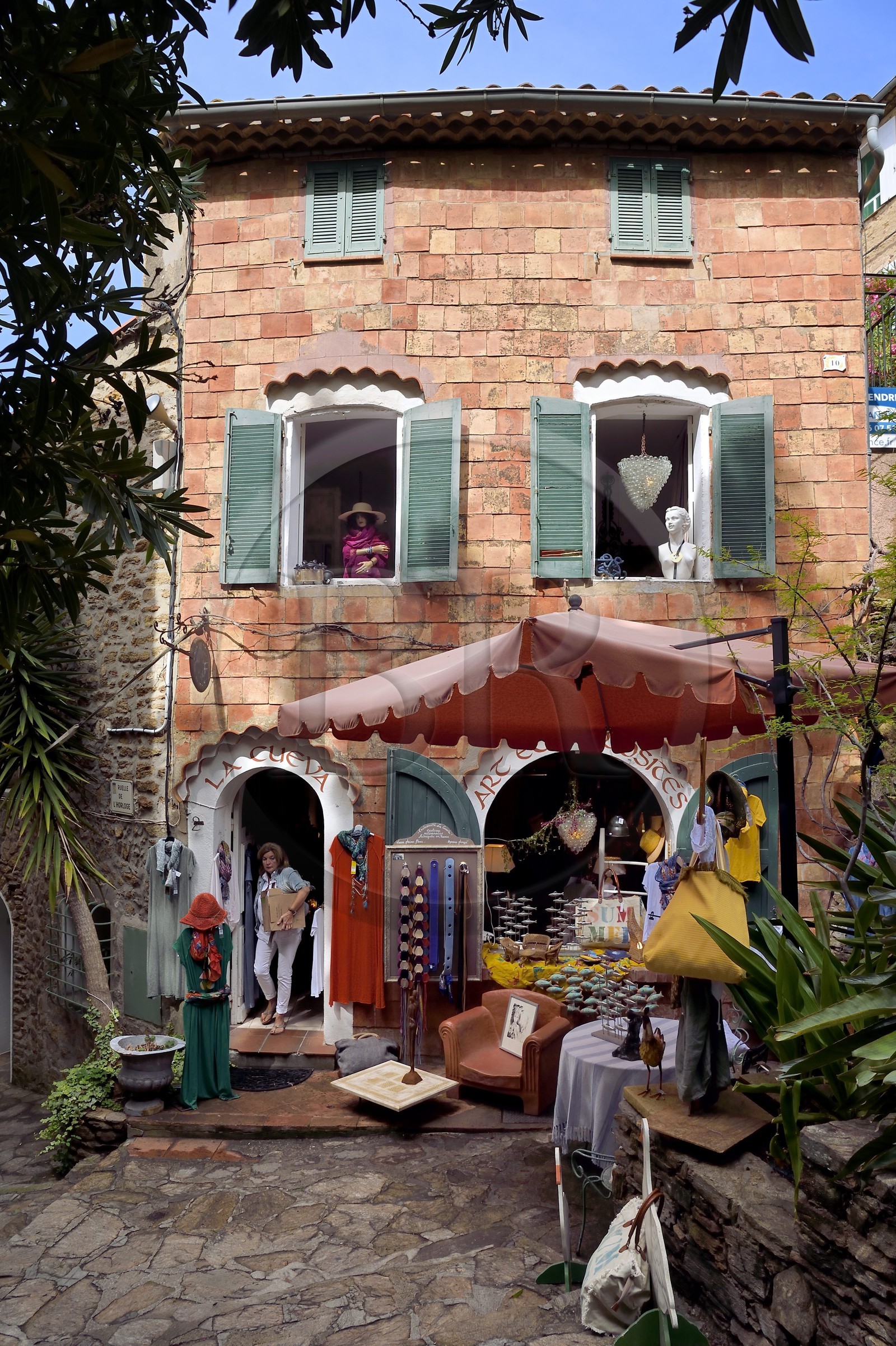 France, Var (83), Bormes-les-Mimosas, maison historique avec tomettes en facade dans la ruelle de l'horloge