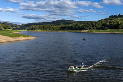 France, Nièvre (58), Parc naturel régional du Morvan, Chaumard, lac de Pannecière, Jean-Bernard Dioux vice-président de l’AMC, l’Association Morvan Carnassier, va pêcher à la ligne sur une barque (vue aérienne)