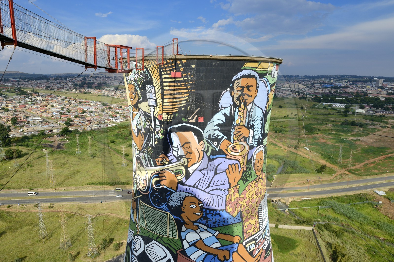 Afrique du Sud, province de Gauteng, Johannesburg, Orlando Towers qui dominent le quartier d'Orlando du township de Soweto, une des deux tours de refroidissement de la centrale d'Orlando