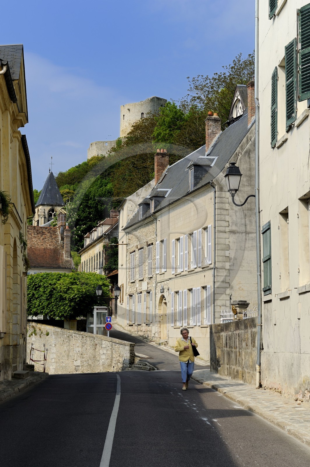 France, Val-d'Oise (95), parc naturel du Vexin français, la Roche-Guyon, labellisé Les Plus Beaux Villages de France, la rue principale et le donjon du le château
