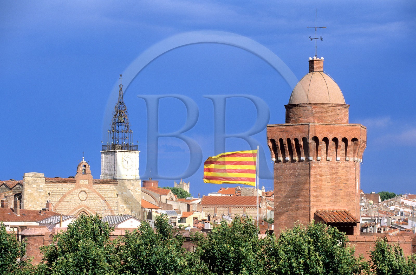 France, Pyrénées-Orientales (66), Perpignan, le Castillet orné du drapeau Catalan et la cathédrale Saint-Jean