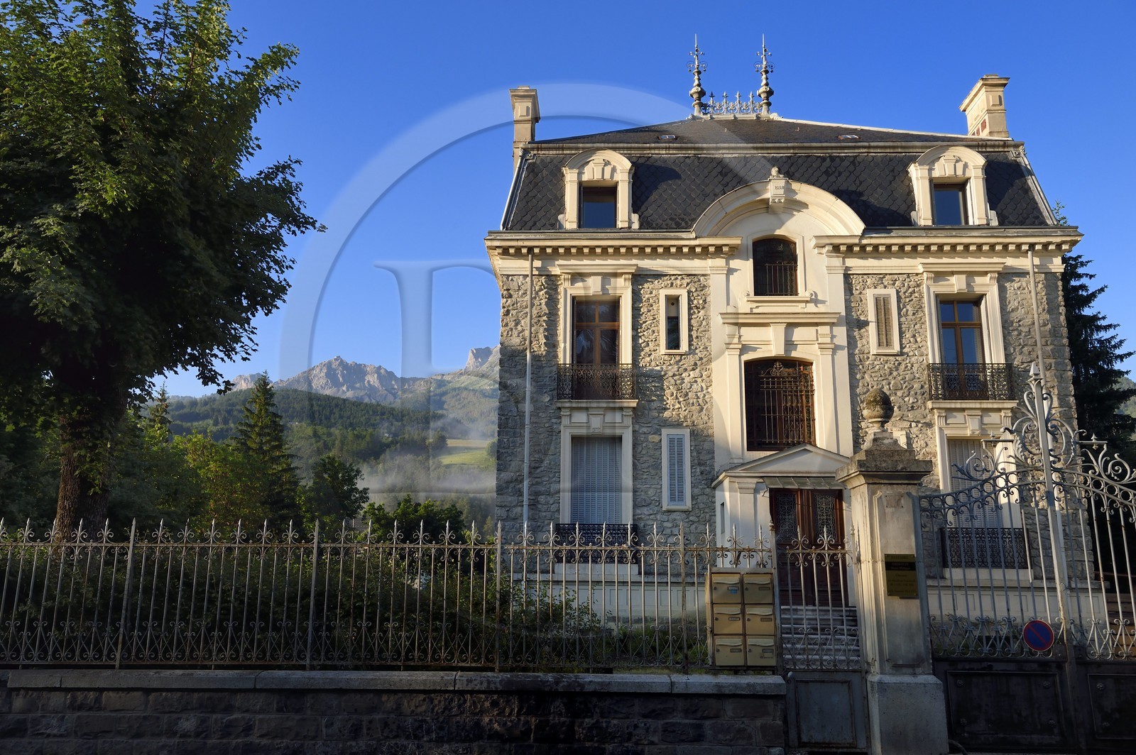 France, Alpes-de-Haute-Provence (04), vallée de l'Ubaye, Barcelonnette, villa mexicaine connue sous le nom de La Blachière dans l'allée des Dames France, Alpes-de-Haute-Provence (04), vallée de l'Ubaye, Barcelonnette, villa mexicaine connue sous le nom de La Blachière dans l'allée des Dames
