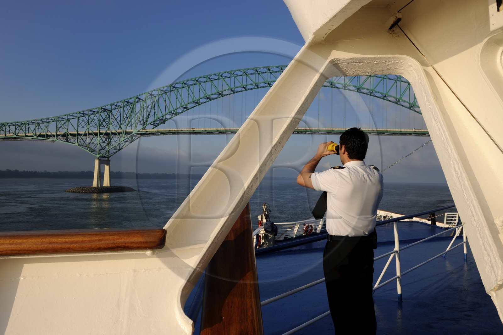 Canada, province de Québec, le pont sur le fleuve Saint-Laurent à Trois-Rivières depuis le bateau de croisière Princess Danaé