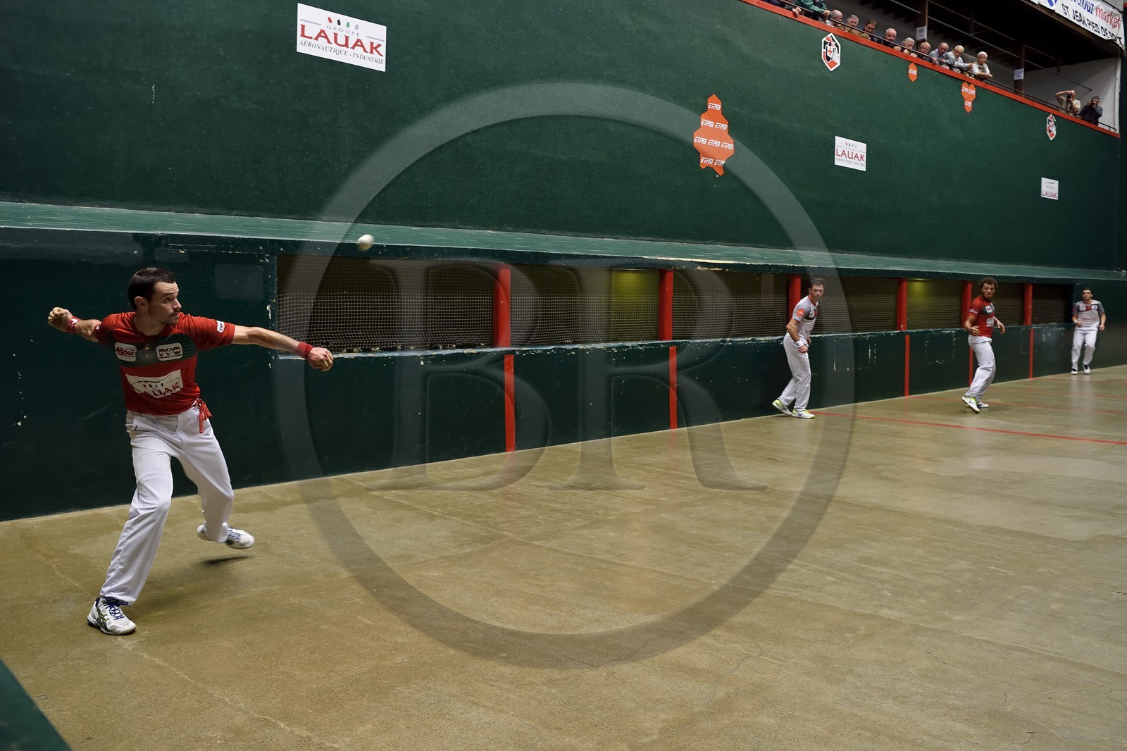 France, Pyrénées-Atlantiques (64), Pays-Basque, Saint-Jean-Pied-de-Port, trinquet Garat, traditionnelle partie de Pelote basque à main nue pour la coupe des Chasseurs