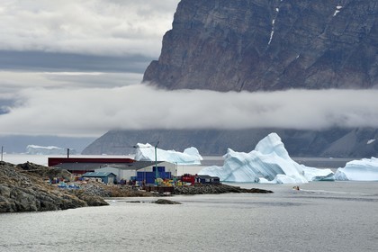 Groenland, cote ouest, baie de Baffin, le port de la ville de Uummannaq accrochée à la roche