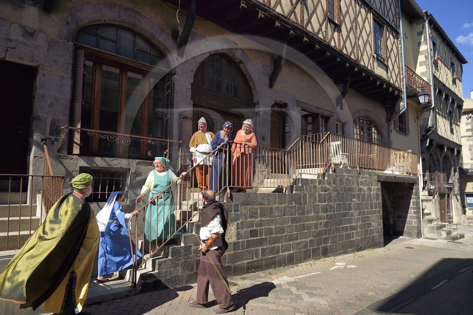 France, Puy-de-Dôme (63), Clermont-Ferrand, quartier de Montferrand, rue de la Rodade, membres de l'association Il était une fois Montferrand en costumes médiévaux