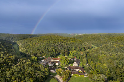 France, Côte-d'Or (21), Marmagne, l'abbaye cistercienne de Fontenay fondée en 1118, classée au Patrimoine Mondial de l'UNESCO (vue aérienne)