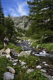 France, Alpes-Maritimes (06), parc national du Mercantour, randonneurs sur le sentier de randonnée de la vallée de la Valmasque et le verrou glaciaire en arrière plan