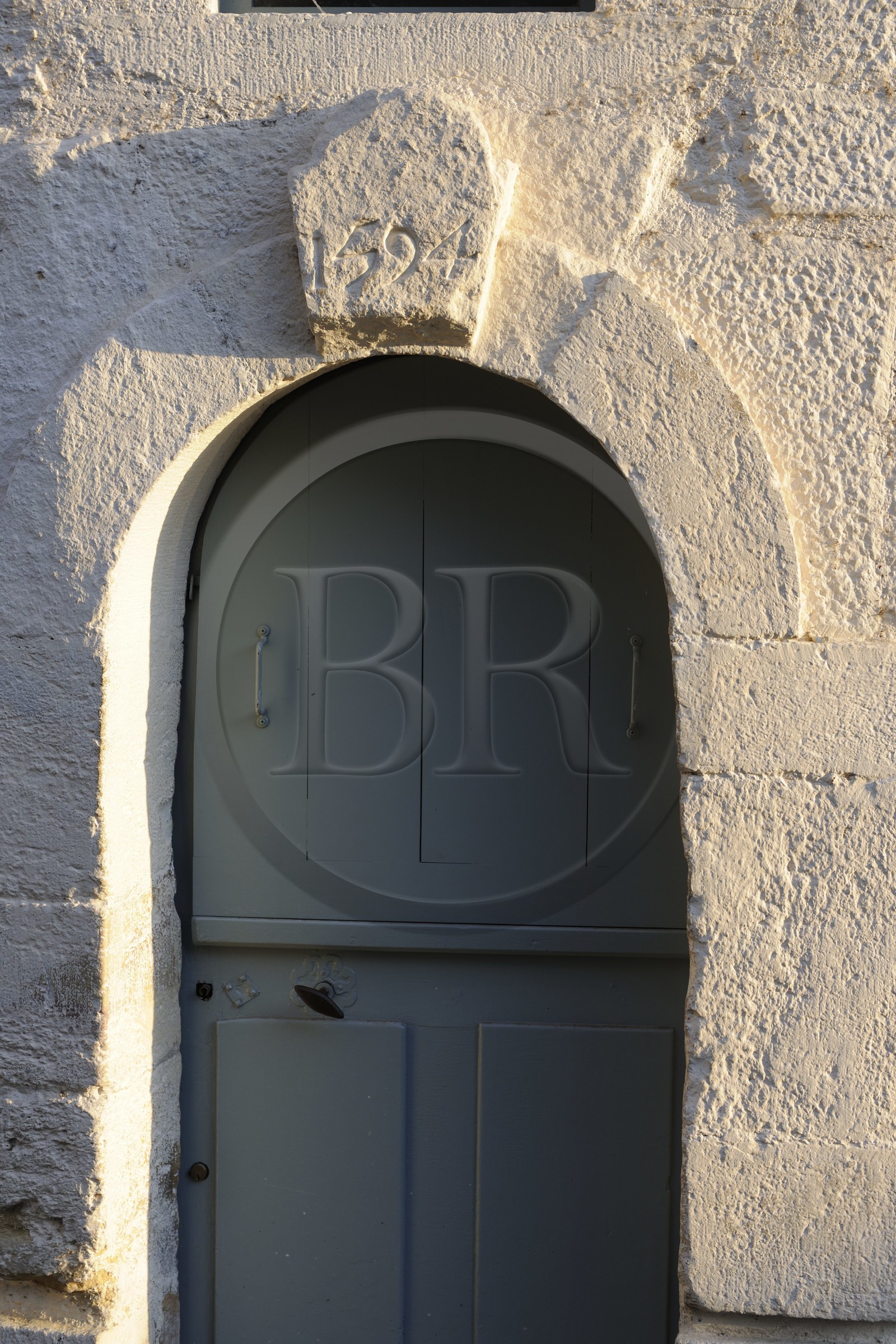 France, Saône et Loire (71), Cluny, porte d'une maison romane rue Lamartine