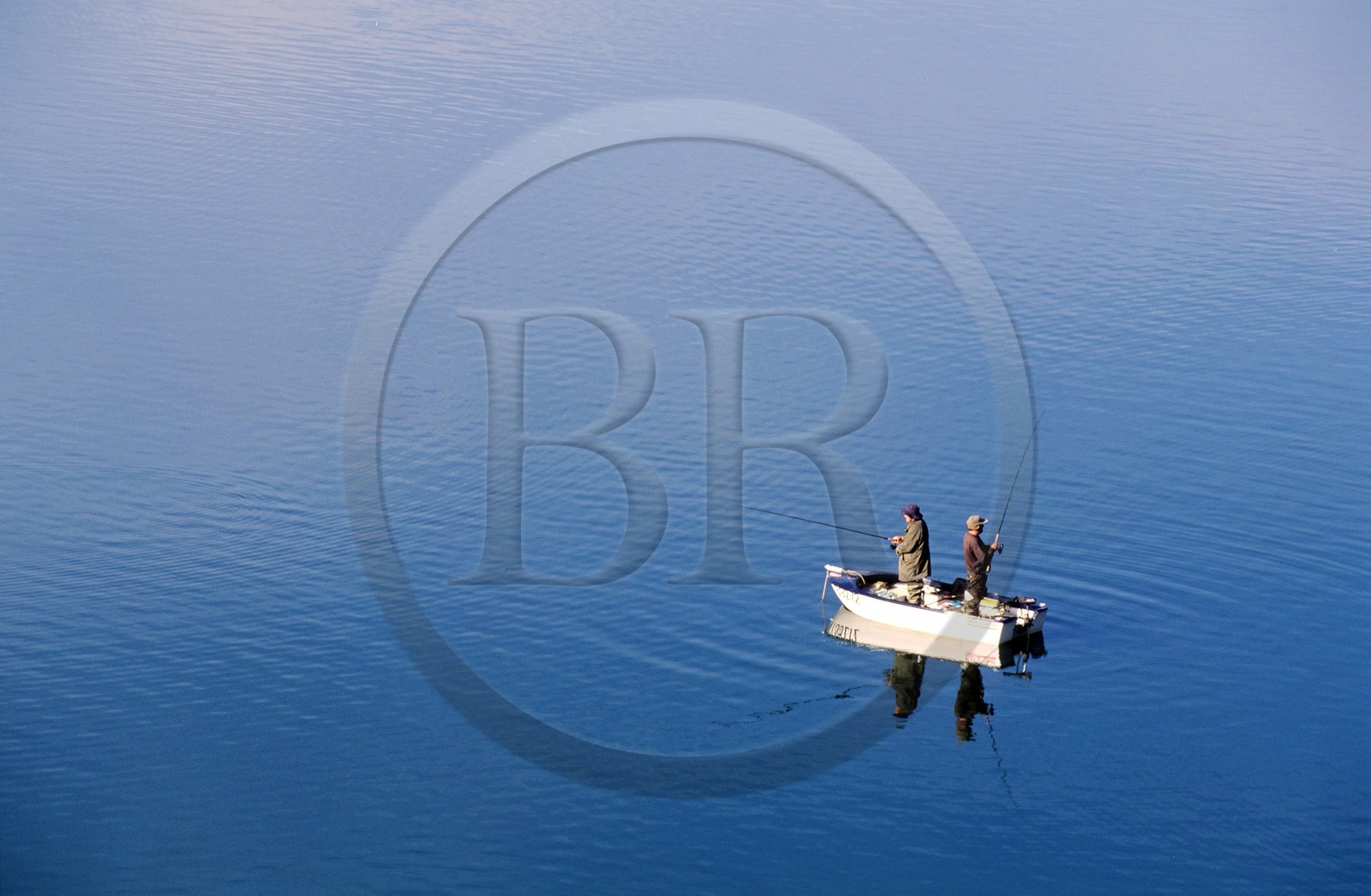 France, Pyrénées-Orientales (66), pêcheurs sur le lac de Caramany dans les Fenouillèdes