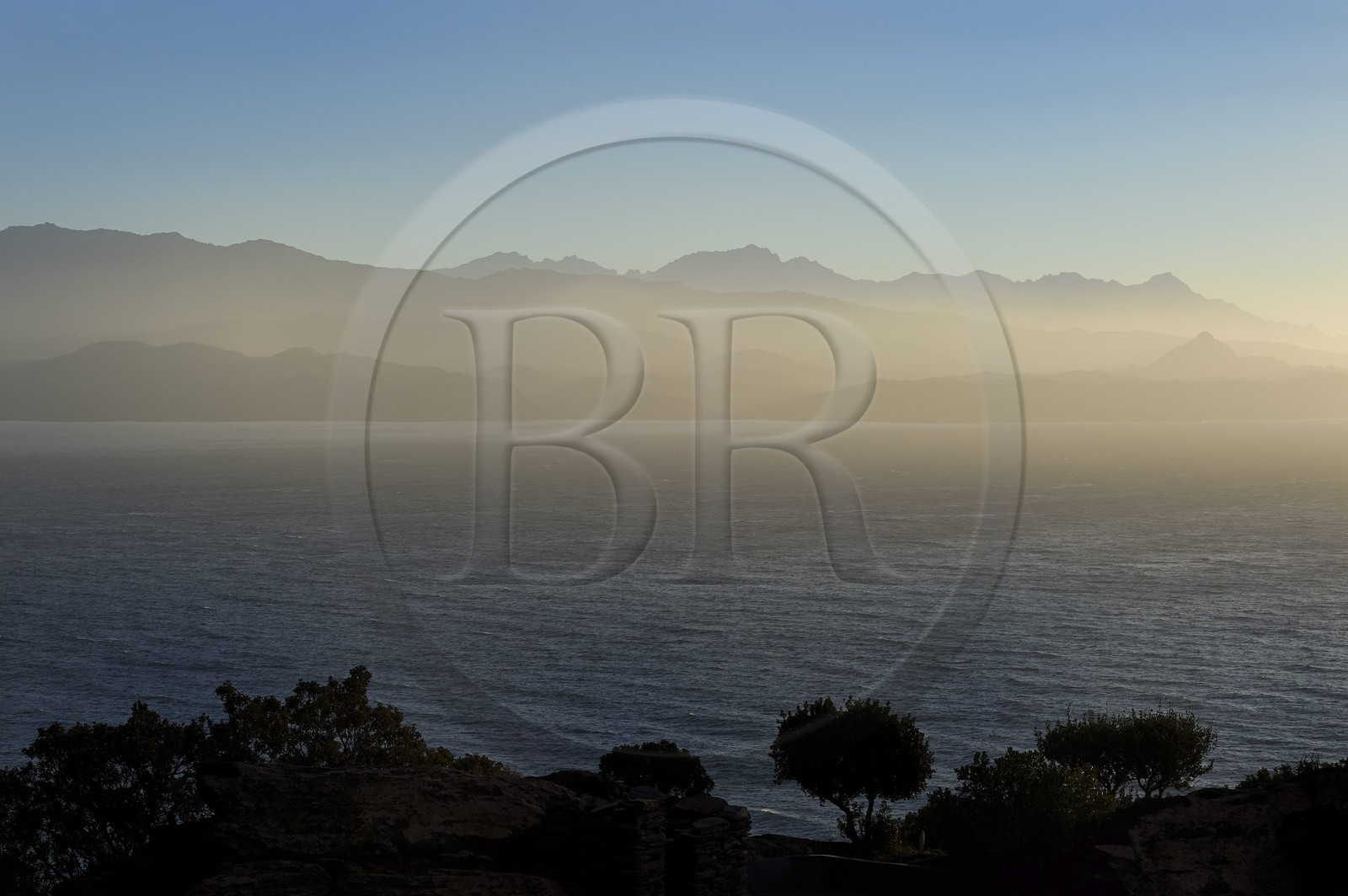 France, Haute-Corse (2B), Nonza, le golfe de Saint Florent et les montagnes des Agriates