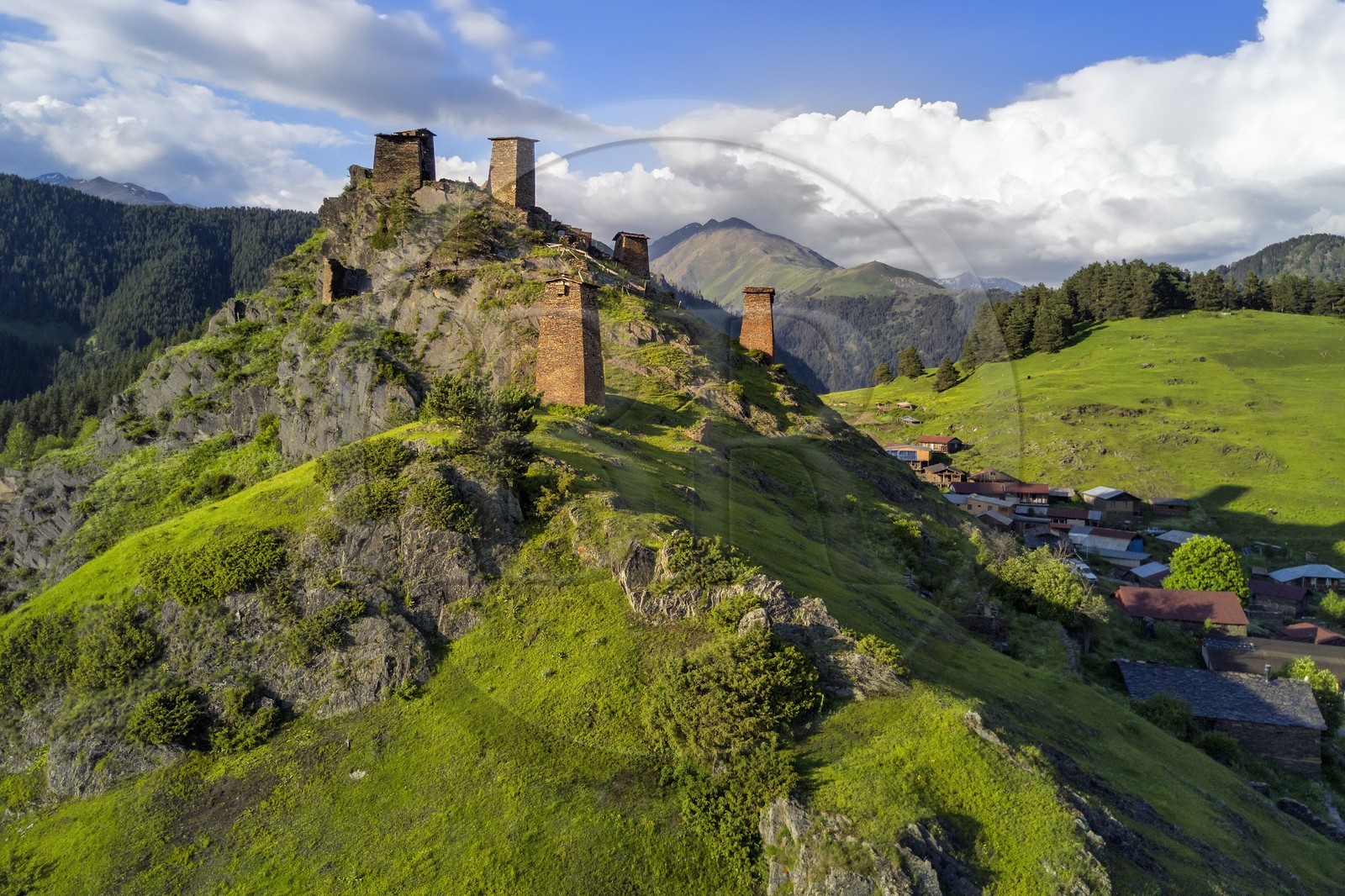 Géorgie, Kakheti, region de Touchétie, Omalo, la forteresse de Keselo à Zemo (haut) Omalo a servi de refuge aux habitants en temps de guerre, tours fortifiées médiévales (vue aérienne)
