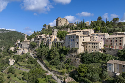 France, Drôme (26), parc naturel régional des Baronnies provençales, Montbrun-les-Bains, labellisé Les Plus Beaux Villages de France, le village et le château Renaissance des Dupuy-Montbrun (vue aérienne)