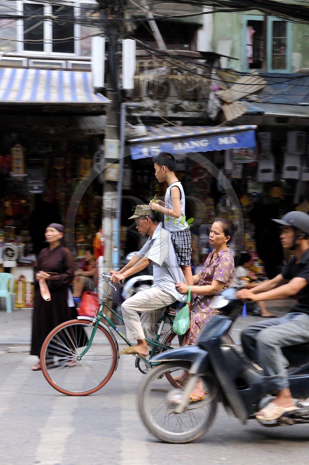 Vietnam, Hanoï, quartier des 36 rues dans la vieille ville, famille sur un vélo