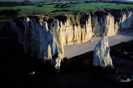 France, Seine-Maritime (76), Pays de Caux, Côte d'Albâtre, Etretat, falaise d' Aval sur la Côte d' Albâtre (vue aérienne)